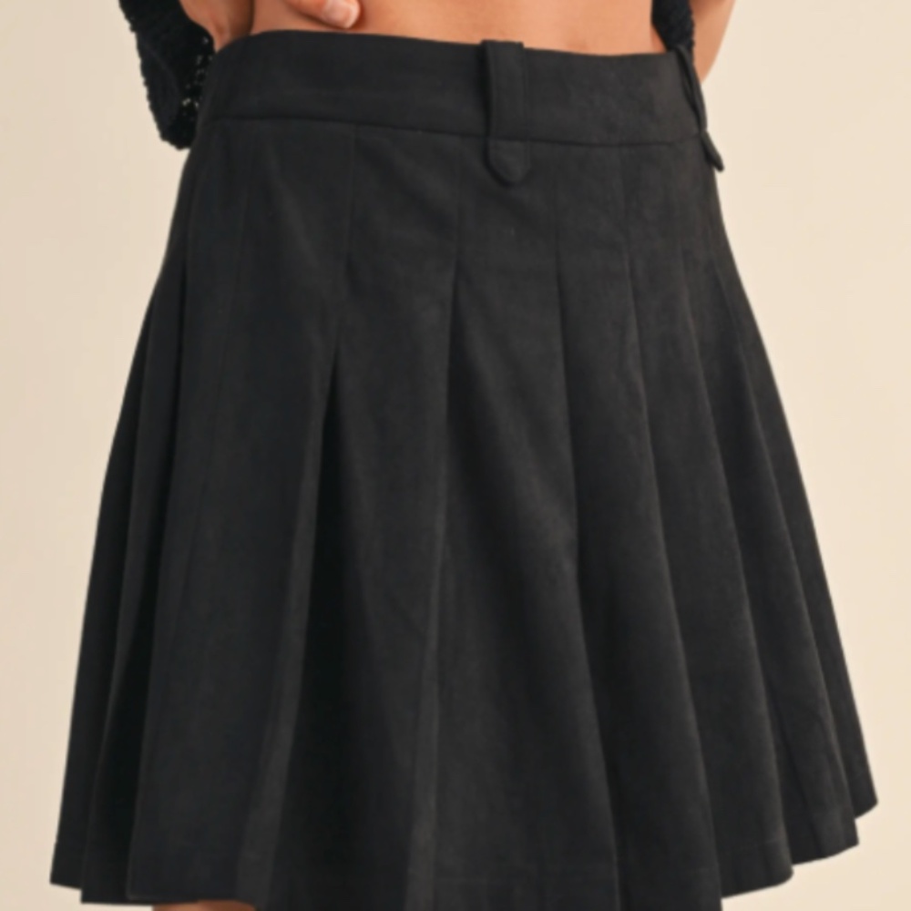 NWT Klesis Faux Suede Pleated Mini Skirt Black‎